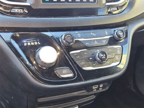 Used 2020 Chrysler Pacifica Touring-L image 22