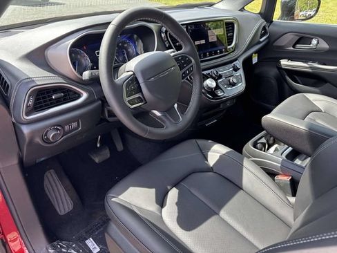 New 2027 Chrysler Pacifica Select FWD image 18