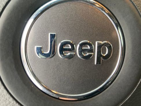 Used 2019 Jeep Grand Cherokee Altitude image 25