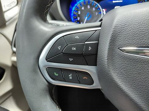 Certified 2024 Chrysler Pacifica Touring-L image 40