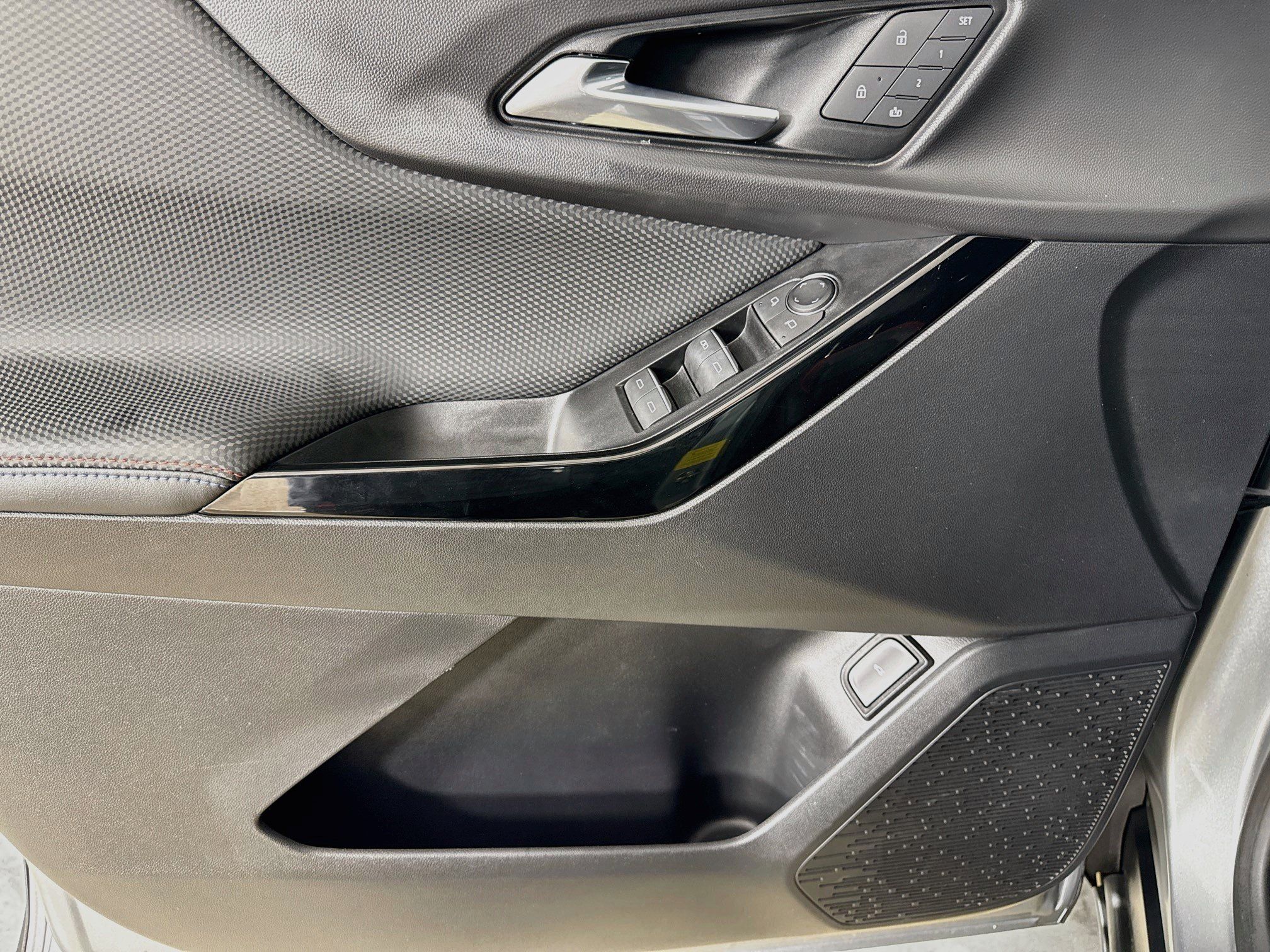 Used 2025 Chevrolet Equinox RS w/ Safety and Technology Package FWD image 20