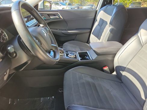 Used 2024 Mitsubishi Outlander SE image 25