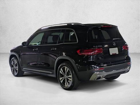 Used 2025 Mercedes-Benz GLB 250 4MATIC image 11