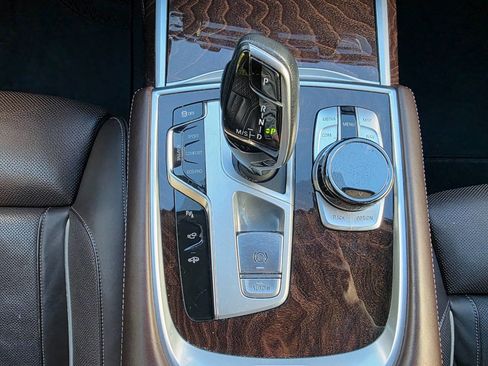 Used 2020 BMW 750i xDrive w/ Executive Package image 29