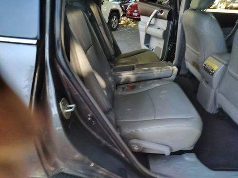 Used 2012 Toyota Highlander SE w/ Tow Pkg FWD image 28