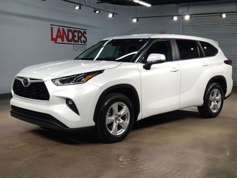 Certified 2025 Toyota Highlander LE FWD image 3
