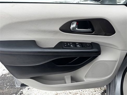 Certified 2019 Chrysler Pacifica Touring-L image 22