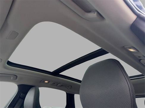 Used 2022 Volvo XC60 B5 Momentum image 12