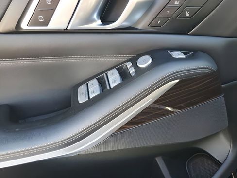 Used 2023 BMW X7 xDrive40i w/ M Sport Package image 28