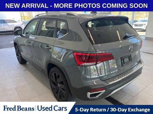 Used 2024 Volkswagen Taos SE w/ Panoramic Sunroof Package image 3