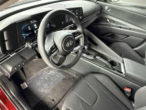 Used 2026 Hyundai Elantra SE FWD image 13