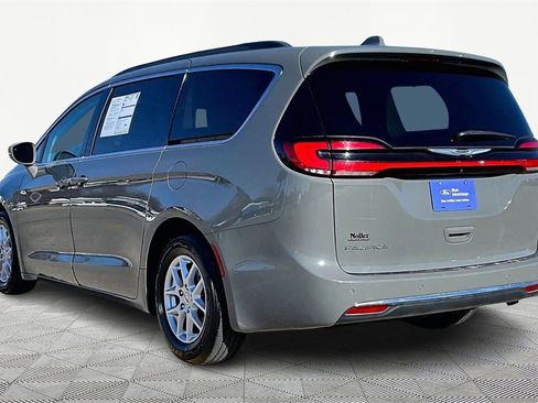 Used 2022 Chrysler Pacifica Touring-L image 13