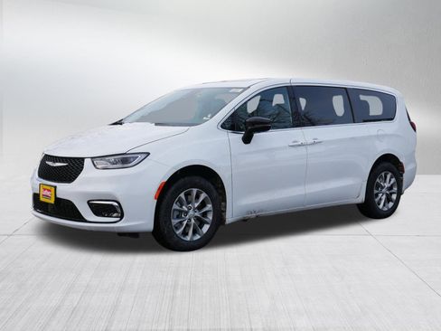 New 2026 Chrysler Pacifica Limited w/ Trailer Tow Group image 3