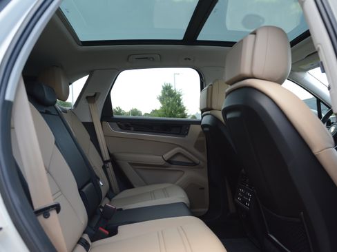 Certified 2026 Porsche Cayenne AWD/4WD image 33
