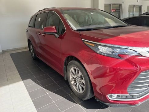 Used 2024 Toyota Sienna XLE image 5