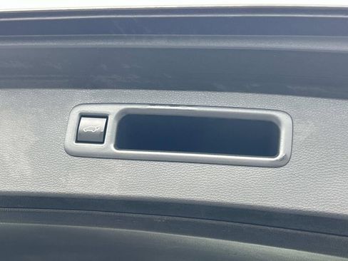 Used 2023 Toyota Highlander XLE FWD image 14