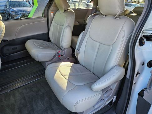Used 2017 Toyota Sienna LE image 12