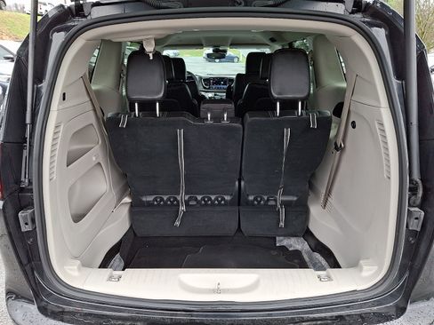 Used 2023 Chrysler Pacifica Touring-L FWD image 29