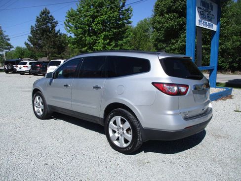 Used 2017 Chevrolet Traverse LT w/ Style and Technology Package FWD image 3