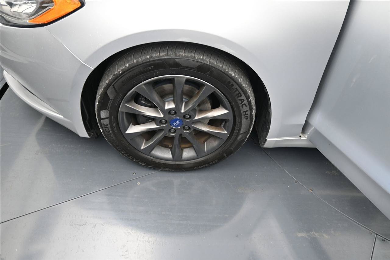 Used 2017 Ford Fusion SE w/ Fusion SE Technology Package FWD image 16