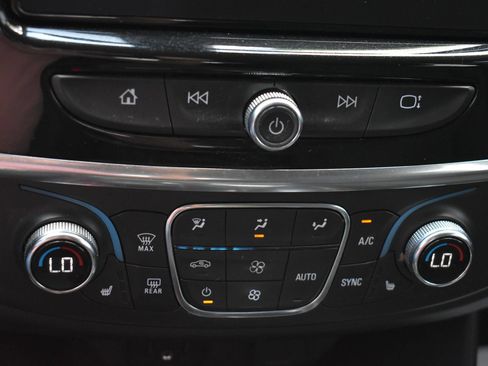 Used 2021 Chevrolet Traverse LT FWD image 32