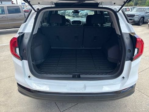 Used 2024 GMC Terrain SLE w/ Elevation Edition FWD image 8