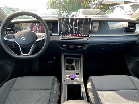 New 2026 Volkswagen Tiguan SE FWD image 5