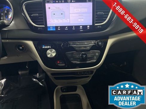 Used 2023 Chrysler Pacifica Touring-L image 6