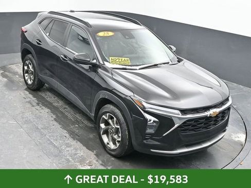 Used 2025 Chevrolet Trax LT image 37