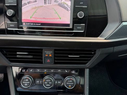 Used 2022 Volkswagen Jetta SE w/ Panoramic Sunroof Package FWD image 16