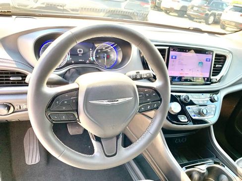 Used 2025 Chrysler Pacifica Limited FWD image 33