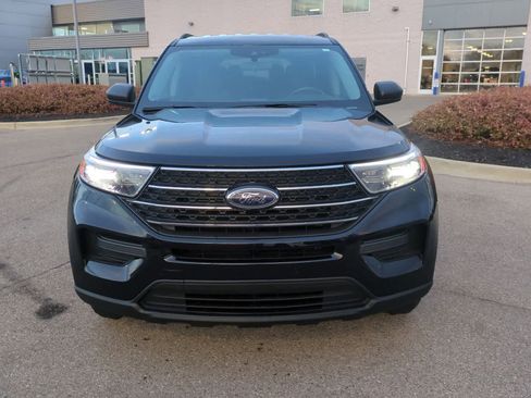 Used 2023 Ford Explorer XLT image 3