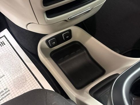 Used 2021 Chrysler Pacifica Touring FWD image 16