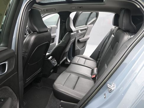 Used 2023 Volvo XC40 B4 Plus image 12