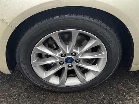 Used 2017 Ford Fusion SE w/ Fusion SE Technology Package image 10