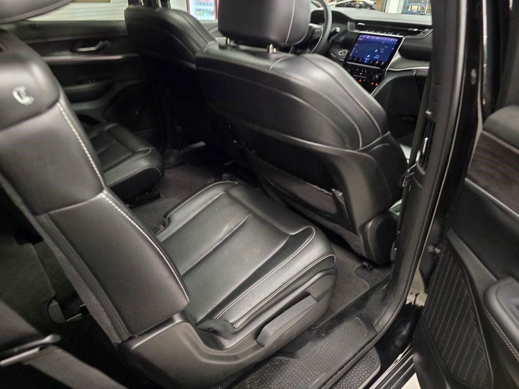 Used 2024 Jeep Grand Cherokee L Limited w/ Luxury Tech Group II AWD/4WD image 37