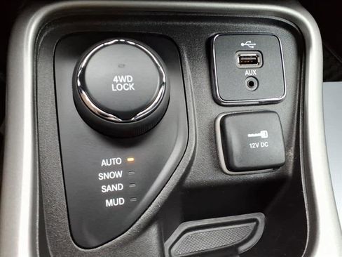 Used 2018 Jeep Compass Latitude w/ Popular Equipment Group image 8