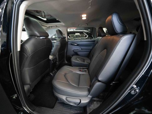 Used 2025 Toyota Highlander XLE image 23