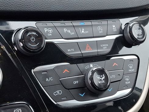 Used 2020 Chrysler Pacifica Touring-L Plus w/ Advanced Safetytec Group image 18