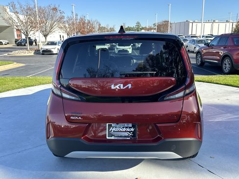 Used 2023 Kia Soul LX w/ LX Technology Package image 9