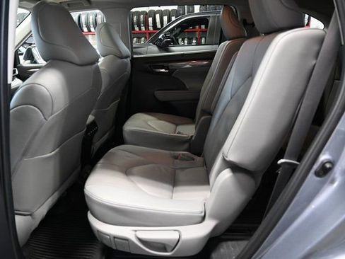 Used 2023 Toyota Highlander Limited image 11