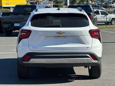 Used 2025 Chevrolet Trax LT w/ LT Convenience Package image 4