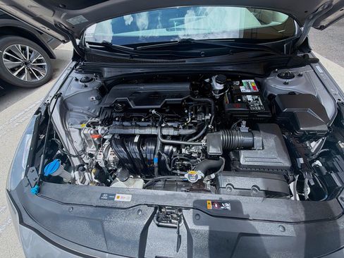 Used 2021 Hyundai Elantra SE FWD image 34
