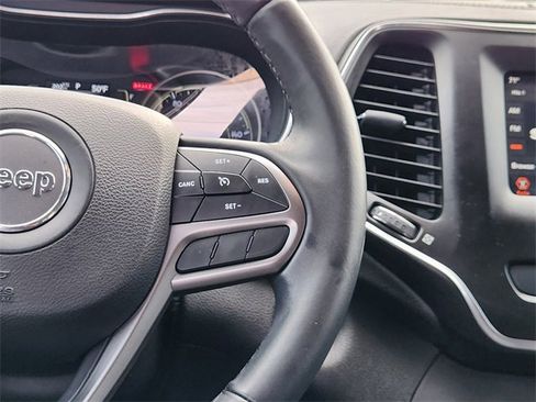 Used 2019 Jeep Cherokee Latitude Plus w/ Comfort/Convenience Group image 29