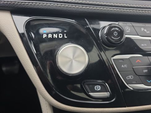 Used 2023 Chrysler Pacifica Limited image 21