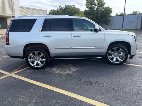 Used 2018 Cadillac Escalade Luxury AWD/4WD image 12