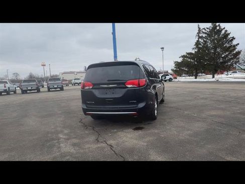Used 2019 Chrysler Pacifica Limited image 32