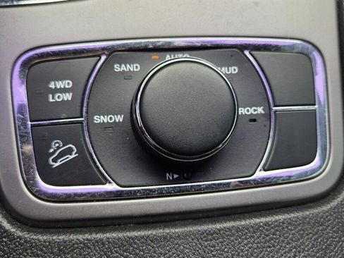 Certified 2019 Jeep Grand Cherokee Laredo AWD/4WD image 24