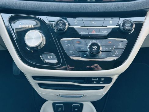 Used 2020 Chrysler Pacifica Touring w/ Cold Weather Group image 20