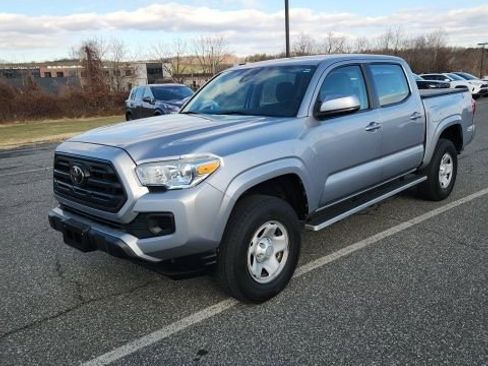 Used 2018 Toyota Tacoma SR image 3